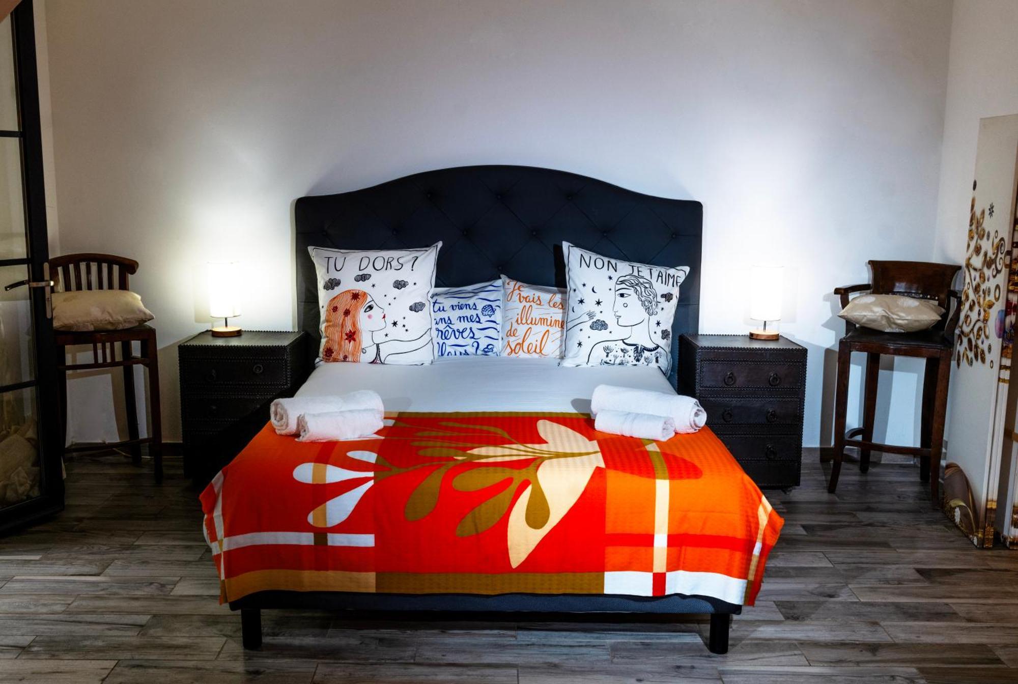 Les Canoubiers Luxe Et Serenite Au Coeur De Saint-Tropez Suites Spacieuses Avec Jardin Enchanteur Rum bild